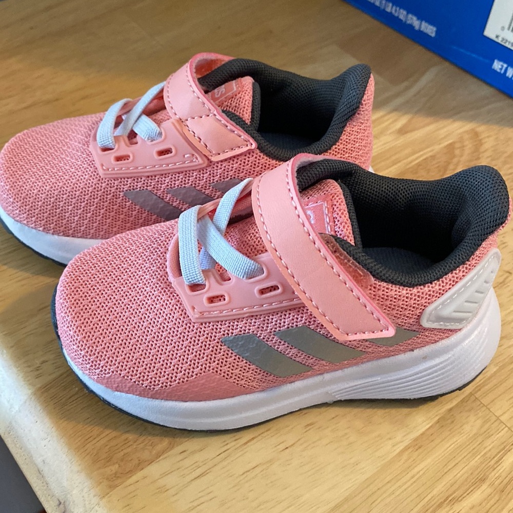 NWOT pink Adidas size 5